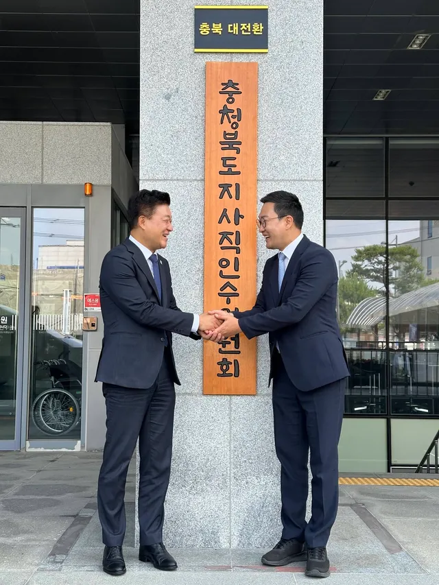 신용한 충북도지사 당선인님을 찾아뵈었습니다.

충주의 주요 현안에 대해 설명드리고, 충주 발전을 위한 적극적인 지원과 거침없는 노력을 약속받았습