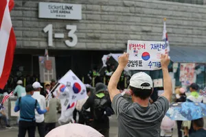 경찰, 잠실 개표소 지하 무단침입 정황 수사…잠금장치 훼손

투표소 봉쇄 시위가 이어지고 있는 올림픽공원 핸드볼경기장에서 지하 출입문 잠금 장치