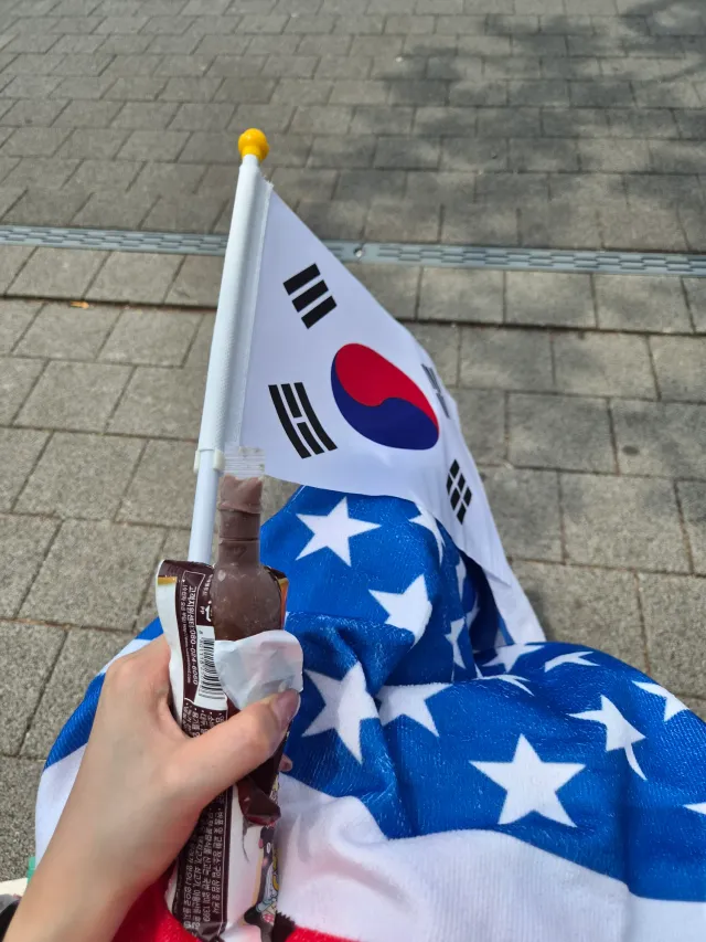 오늘 이상할정도로 유투버들도 얼굴 안비추고 라이브도 없음
기자들도 없고 너무 고요함
무슨일이지?