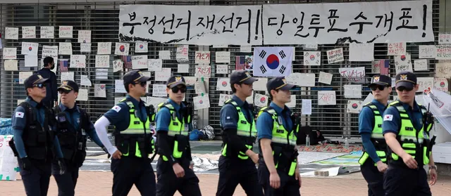 이미 뚫렸던 잠실 개표소?…경찰, 핸드볼경기장 지하 무단침입 정황 수...

(선관위 용지 부족 사태) 서울 송파구 올림픽공원 핸드볼경기장 지방