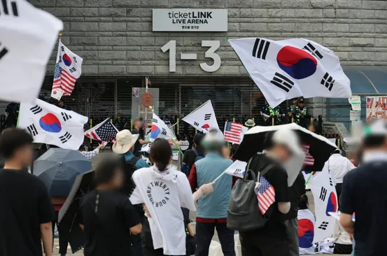 "송금 막혀 사비로 대회비"…'잠실 봉쇄 시위'에 체육회 행정 마비

오상욱 선수 등 펜싱 국가대표팀은 다른 선수의 장비를 빌려 아시아선수권대회