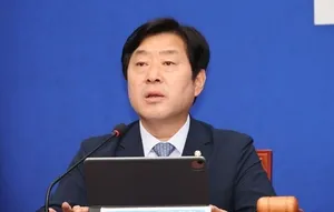 與, '잠실 시위' 장기화에 "불법·위법 엄정 대응해야"

[뉴스포스트=이별님 기자] 서울 송파구 잠실 올림픽공원 핸드볼경기장에서 '투표용지 부