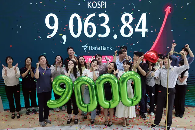 봉쇄된 개표소와 뜨거운 여름, 꿈의 9천피 돌파[노컷한컷]

'내년 최저임금 1만2천원'으로 15일 서울 종로구 세종문화회관 계단에서 열린 '2