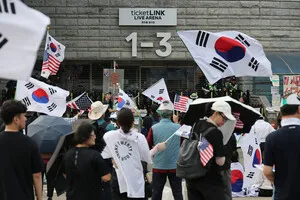 시위대 봉쇄 잠실 개표소 무단 침입 정황... 경찰 수사

6·3 지방선거 투표용지 부족 사태로 시위가 진행 중인 서울 송파구 올림픽공원 핸드볼