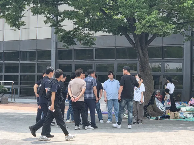 ‼️올림픽 공원 2-1‼️
조금 자고 왔습니다. 
기다리셨죠? 죄송합니다..

선관위, 경찰분들 추가 배치 밎 증원(여경 비율 높음)