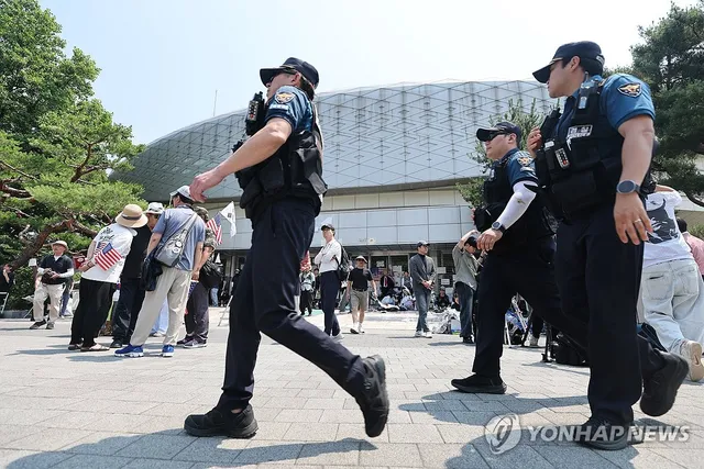 "송파경찰서 무기고 털자" 댓글 작성자 경찰에 자수

(서울=연합뉴스) 정지수 기자 = '잠실 개표소 봉쇄 시위' 대응 일선인 송파경찰서를 겨냥