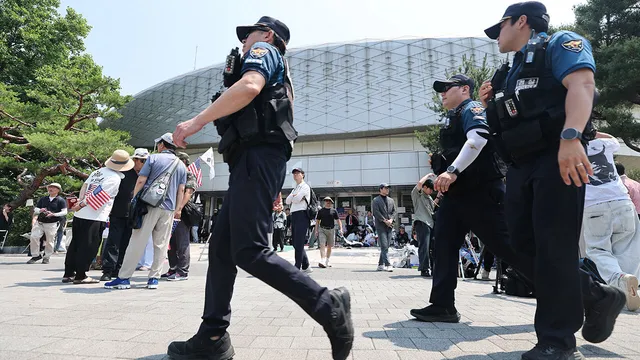 "송파경찰서 무기고 털자" 댓글 작성 20대, 경찰에 자수

서울 중랑경찰서는 지난 17일 인터넷 뉴스 기사에 "송파경찰서 무기고 털고 우리도 