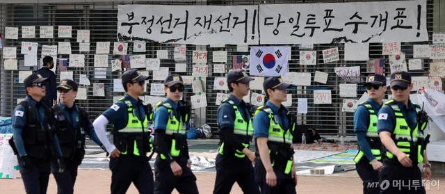 "송파경찰서 무기고 털자" 협박 댓글 작성한 20대 남성, 자수

잠실 개표소 봉쇄 시위를 관할하는 송파경찰서를 대상으로 협박성 댓글을 게재한 