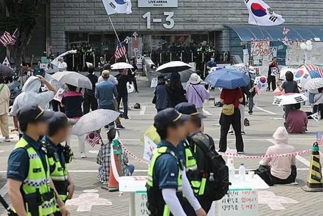 '봉쇄' 뚫고 들어갔나…경찰, 잠실개표소 지하 무단침입 정황 수사

'투표용지 부족 사태'로 보름째 봉쇄 시위가 진행 중인 올림픽공원 핸드볼경기