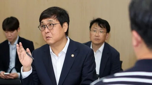 경기장 봉쇄 장기화 속 금융·행정 지원 논의…최휘영 장관, 종목단체 ...

최휘영 문화체육관광부 장관이 서울 송파구 올림픽공원 핸드볼경기장 입
