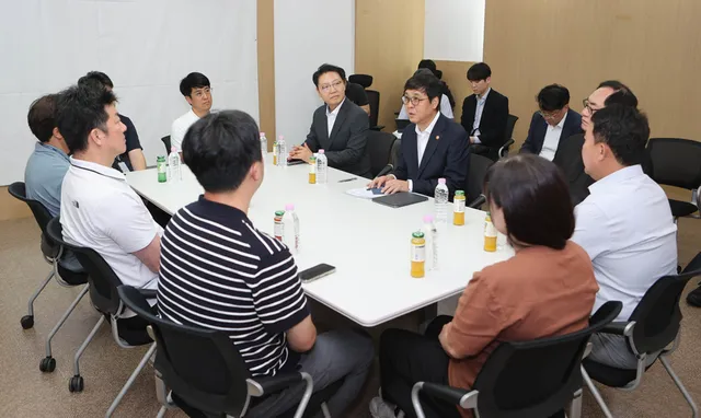‘출장 일주일만에 귀국’ 문체부 장관, 핸드볼경기장 입주 종목단체 대...

문화체육관광부는 최휘영 장관이 19일 오후 서울 올림픽공원 내 임시