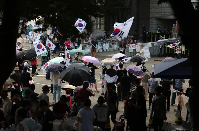 “송파경찰서 무기고 털자” 협박 댓글 작성한 20대 자수

서울 송파구 올림픽공원 개표소 봉쇄 시위와 관련해 경찰을 겨냥한 협박성 댓글을 작성한