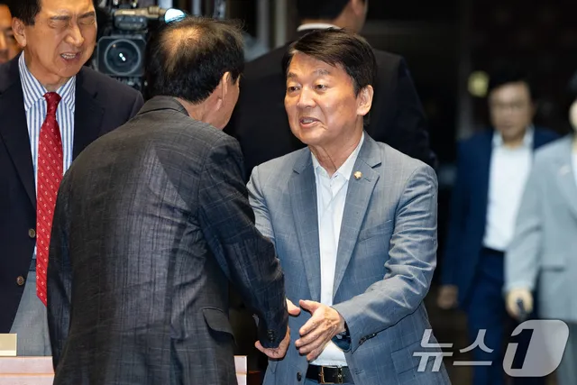 안철수 "장동혁, 쇄신안 마련이 먼저…못 하면 그땐 결자해지"

경기 집단 사퇴 요구 막판 걷어찬 安, 전국정당 전략 주문 안철수 국민의힘 의원