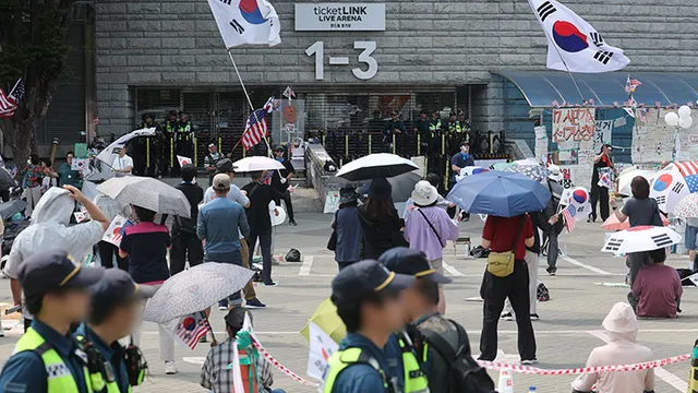 "외부인 3명, 잠실 개표소 기계실 무단 침입"…경찰 수사 착수

"외부인 3명, 잠실 개표소 기계실 무단 침입"…경찰 수사 착수잠실 개표소로 
