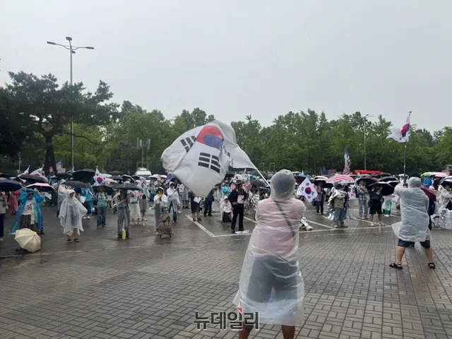 소나기에도 식지않는 청년들 분노 … "끝까지 자리 지킨다" 개표소 집회...

19일 오후 30도를 웃도는 더위 속 갑작스러운 소나기가 쏟아졌지