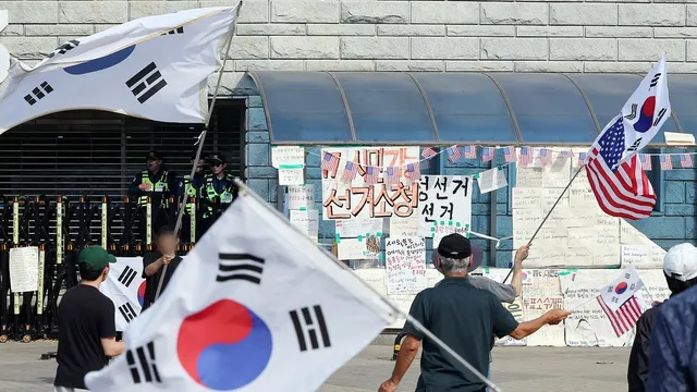 “침입자 있었다” 올공시위 보름째 음모론·과격행동에 발길 뚝

올림픽공원 시위, 음모론·과격행동에 변질
