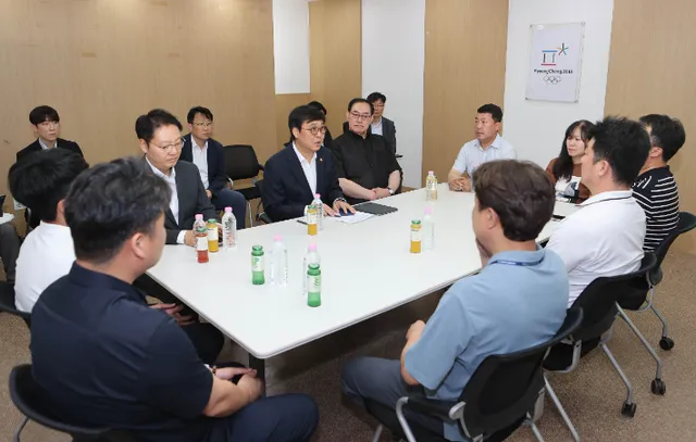 문체장관, '경기장 봉쇄 피해' 종목단체 만나…"근본 해결 모색"

올림픽공원 핸드볼경기장을 둘러싼 봉쇄 상황이 이어지는 가운데, 문화체육관광부