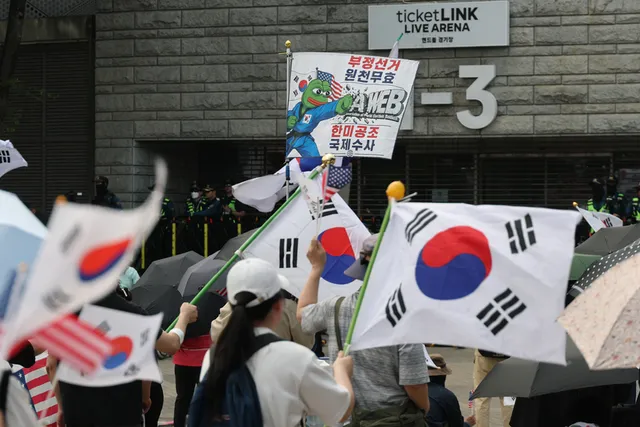 잠실 시위 기사에 “송파경찰서 무기고 털자”…댓글 쓴 20대, 경찰 자수

투표용지 부족 사태와 관련한 잠실 개표소 봉쇄 시위가 보름째 이어지는
