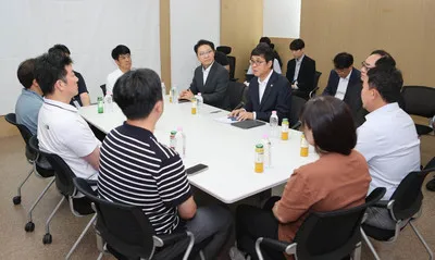佛 귀국후 곧장 핸드볼경기장 찾은 최휘영 장관 "신속지원, 피해 최소화...

[서울=뉴스핌] 김용석 선임기자 = 최휘영 문화체육관광부 장관이 