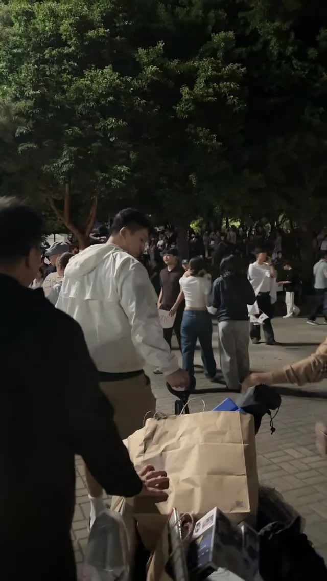 방금 물품 나눠드렸어요.
현재 2층에 사람이 없다고 합니다.
햄버거 100개 주문할 예정이오니
2층도 많은 관심 부탁드릴게요. 🙇‍♂️