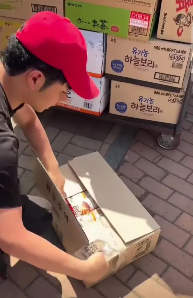 잠실 올림픽공원 내 편의점에 들어가는 물건 박스를 하나하나 열어 확인하는 극우 홍위병. 참정권 침해 시위가 극우 폭도들에 의해 변질되어가는 중.
