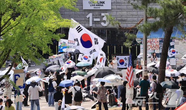 경찰 "피의자 신원 특정 출석 요구" '올공 시위' 불법 행위 본격 수사

업무방해 9명 중 2명 신원 특정…대표팀 소지품 수색 5명 수사 무단