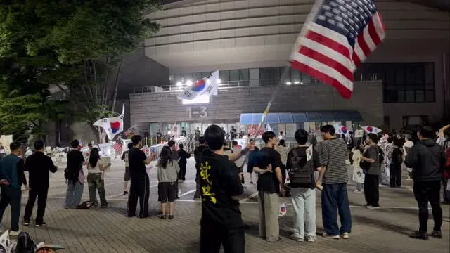 올공 어르신들이 우리보고 고맙다고 

맨날 볼때마다 하시는데

저녁 여덟시 사람많을 때 

어르신들 앉고 우린 서서

“어르신들 저희가 더 감사