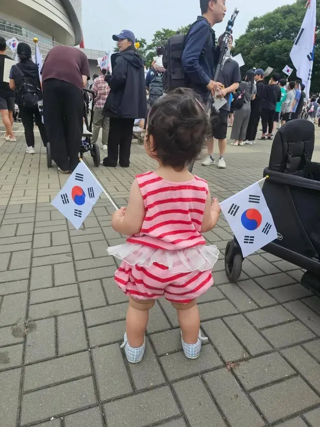 여러분 애기들 데리고 올림픽공원 절대 가지 마세요....

집에 안간다고 버티다가 잠들어서 안고 왔습니다..... 가방엔 받은 간식 잔득 들어서