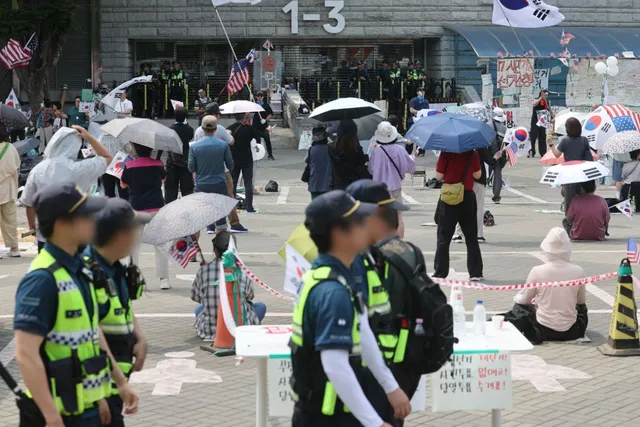 경찰, '지하 무단침입' 3명 신원 특정…잠실 시위 수사 가속

경찰이 핸드볼경기장 지하 무단침입 등 잠실 개표소 봉쇄 시위와 관련된 범죄행위 