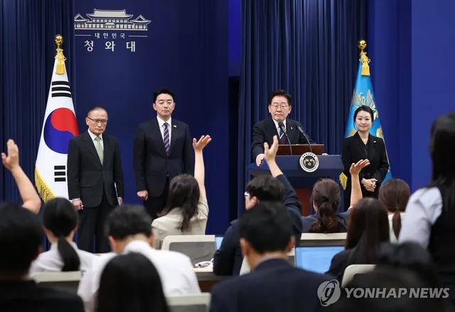 [일문일답] 李대통령 "같은 진영서 경쟁해야지, 전쟁하면 되나"-2

-- 순방 출국 행사장에 더불어민주당 정청래 대표가 나오지 않아 많은 해석