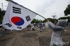 [잠실 참정권 집회-15일 차] "후회할 것 같아서" "청년들 축날까 봐"… ...

[천지일보=김민희 기자] 서울 송파구 올림픽공원 핸드볼경기