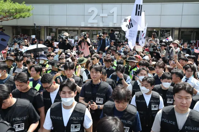 잠실 개표소 안에서 보름 동안 고립…“매점 식료품으로 생활”

‘개표소 봉새’ 시위가 이어지는 올림픽공원 핸드볼경기장 안에서 내부 직원이 보름 