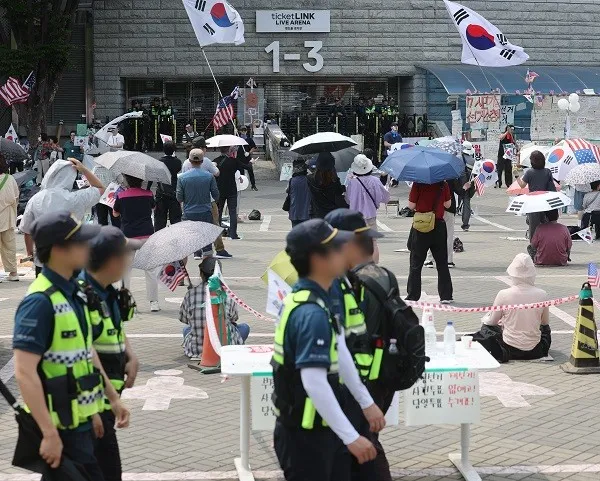 경찰, 잠실 개표소 봉쇄 시위 피의자 신원 특정

경찰이 서울 송파구 올림픽공원 핸드볼경기장 인근에서 발생한 개표소 봉쇄 시위와 관련해 무단침입