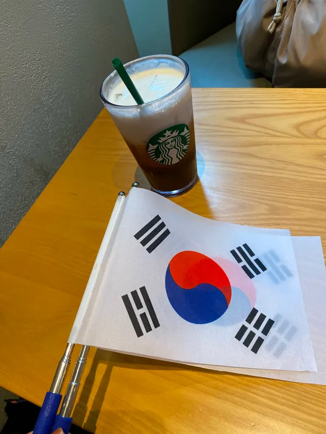 엄마랑 스벅가서  커피한잔하고 
다이소가서 태극기랑 우비사고 
올공으로 출격👊
🇰🇷👍🫡

가기전에 재고확인하고 갔는데…
읍어서 직원분한
