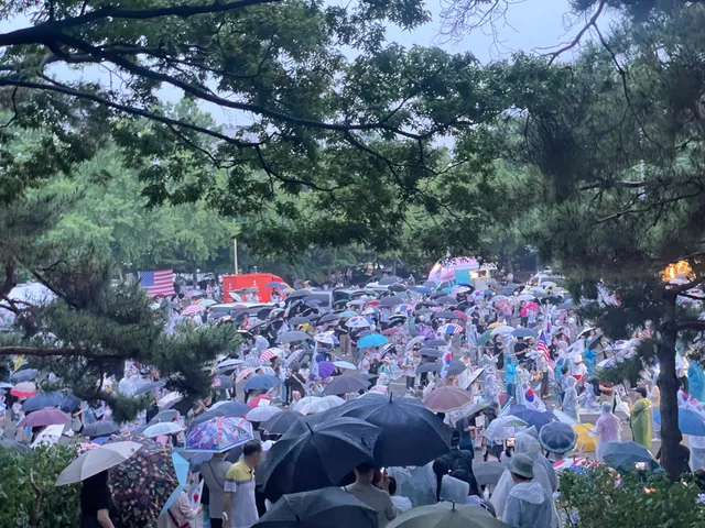 현재 올공 공유!
우산 부대들 대박! 비 오는거에도 굴하지 않고 자리 지키러 많이들 나와주셨어요!
비는 많이 안오는데 비와도 여기 사람들은 더 
