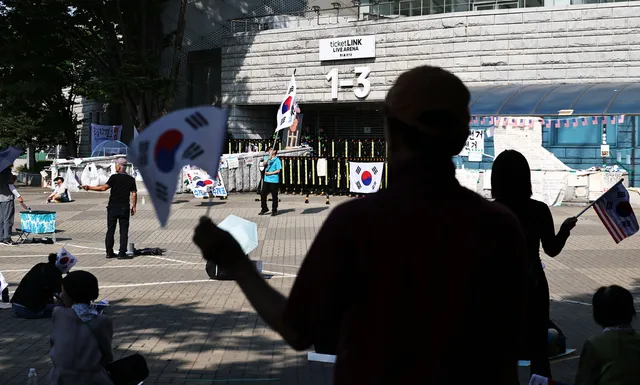 “송파서 무기고 털고 유공자 돼자” 댓글 2대, 결국 자수

‘잠실 개표소 봉쇄 시위’와 관련해 송파경찰서를 겨냥한 협박성 댓글을 인터넷에 게시