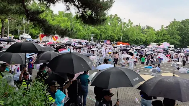 6.19.금. 저녁 6시 우천 속 올공
1-3 출입구 현장입니다. 오후 저녁이면 더 많은 넥타이부대, 청넌들이 참정권 되찾기 위해서 모이고 있습
