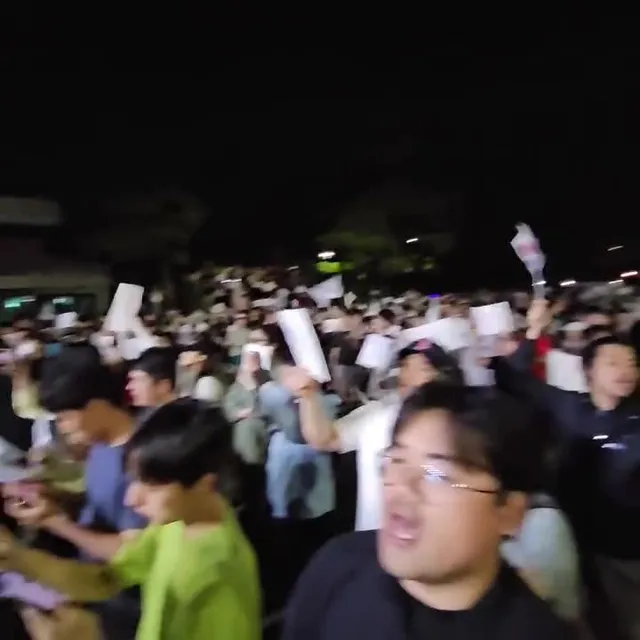 잠실..... 
새벽 3시가 다 되어가는 이 시간에도 점점 늘어가는 애국청년들.... 정말 감동....

해외출장에서 오자마자 소식듣고 달려와 