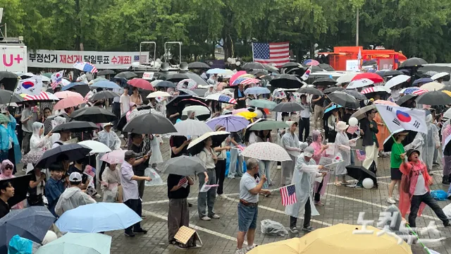 폭우 속에도 "부정선거 재선거"…잠실 봉쇄 집회 보름째

개표소 봉쇄 집회가 이어지고 있는 서울 올림픽공원 핸드볼경기장에는 궂은 날씨에도 참가자
