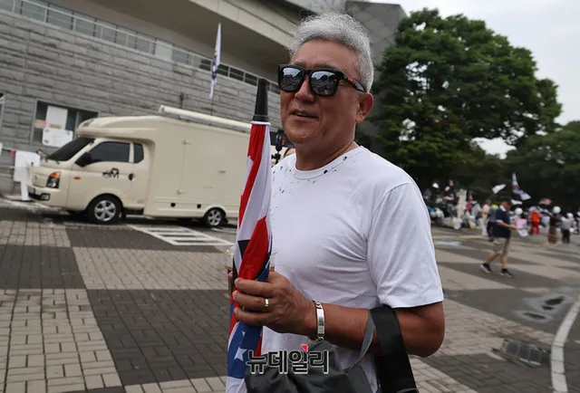[포토] 잠실개표소 시위현장 찾은 배우 최준용

배우 최준용 씨가 6·3지방선거 투표용지 부족 사태로 촉발된 잠실 개표소 시위가 보름째 이어지고