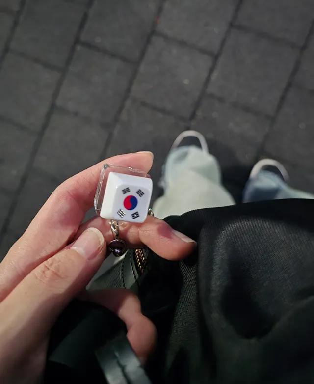 키링 받으실 부우우우운~~

저를 발견하시면 편하게 말씀해 주세요❤️
요 키캡 키링 달고 태극기 우산 쓰고 있음
계속 돌고 있을 거예오!
팔찌도