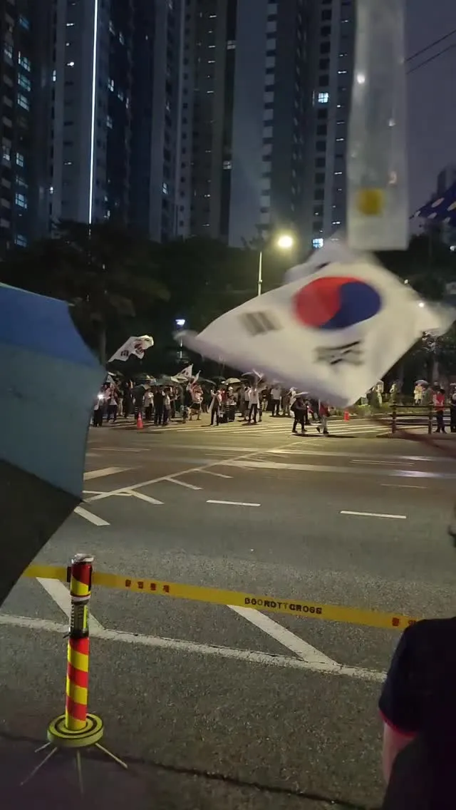 비에도 불구하고 나와서 자리 지켜주심에 감사ㅎ
집회중간에 잔잔하게 오던비가 버스를 내리고 집에가는길 갑자기 쏟아졌다 의미부여 일수도 있지만 꼭 