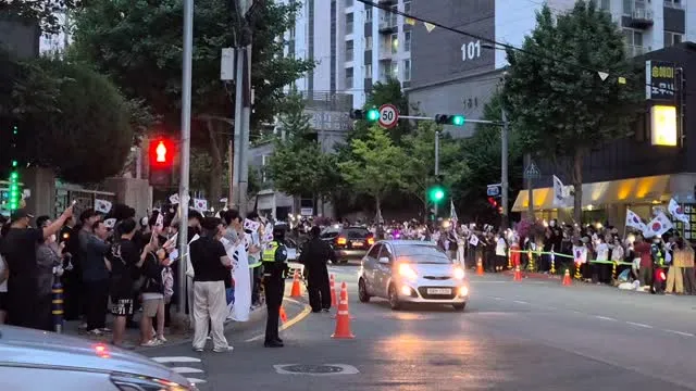 매일 5시
부산시청.
어딘지 모르겠다고?

소름돋게 소리 나는 곳으로 온나.