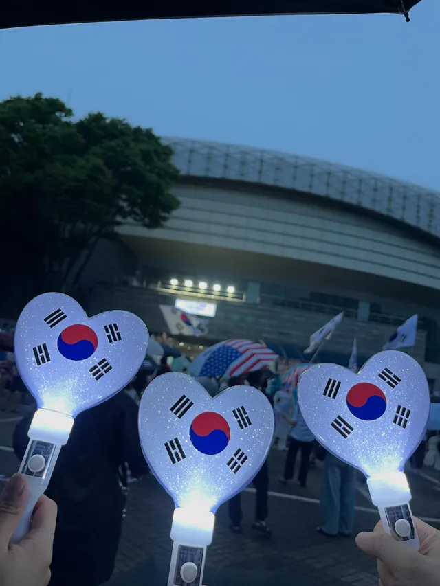올공 불금가자💪🏻
응원봉 예뿌다구 칭찬받아서 뿌듯
열심히 흔들어제끼기!!