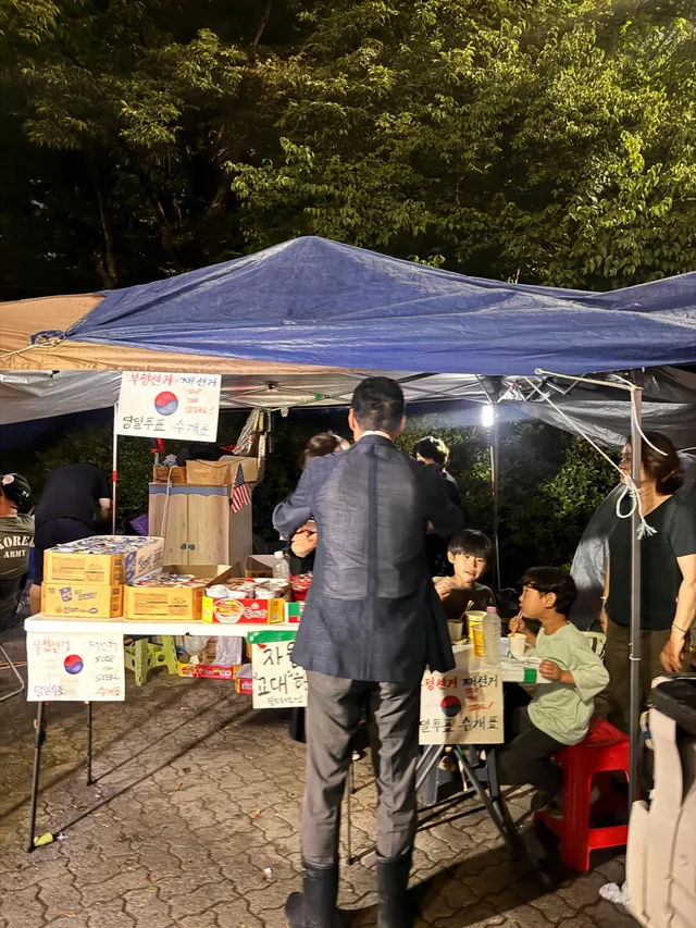 저희 아버지와 동생이 

컵라면과 초코파이를 나눠드리고 계십니다!!

든든하게 드시고 힘내시길 바랍니다!! 🫡🇰🇷