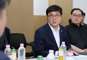 "국제대회 출전 막힐라, 선수들 피해 눈덩이" 최휘영 문체부 장관, 핸드...

문화체육관광부가 최근 불거진 올림픽공원 핸드볼경기장 봉쇄 사태로