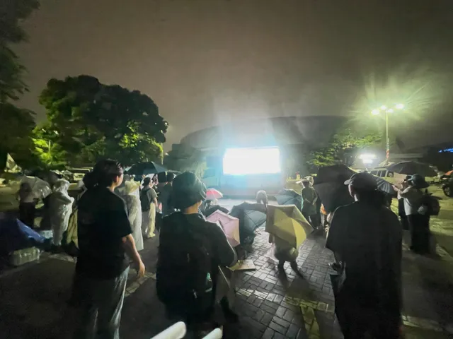 실시간으로 계몽되는중

대한민국 국민이라면 올림픽공원으로 모이세요
그것만이 답입니다. 적어도 지금은.