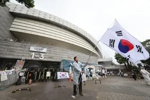잠실 개표소 지하 무단침입 수사로 향한 시선

공공뉴스=김소영 기자 제9회 전국동시지방선거 투표용지 부족 사태에 항의하는 시위대의 잠실 개표소 