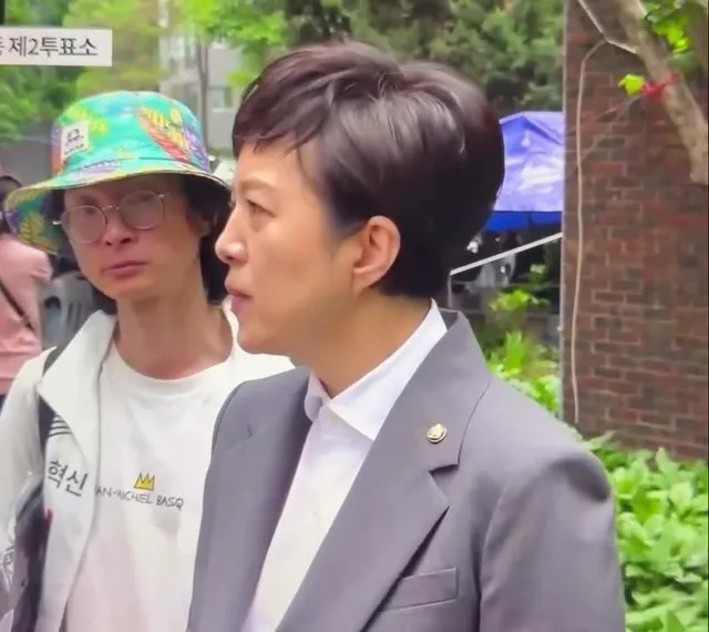 자꾸 정치 이야기 올려서 미안해. 
싫어하는 사람들도 있겠지. . . 
내가 극우 인거야? 
나도 극우, 극좌 다 미쳤다고 생각해. . .
김은