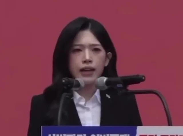옳은 것을 옳다, 그른 것을 그르다 말하는 것만으로도 ‘극우’가 되는 시대, 당연한 상식을 말하는 데에도 용기가 필요한 세상이 되어버린 시대.

